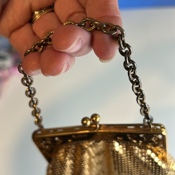 VINTAGE WHITING & DAVIS CO. SMALL GOLD MESH BAG PURSE WITH SHORT CHAIN STRAP - Picture 2 of 12